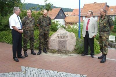 Übergabe des Kompaniefindlings im Juni 2002 Übergabe des Kompaniefindlings im Juni 2002 © Gemeinde Delligsen