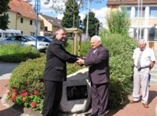 Bürgermeister Hans-Dieter Krösche (links) und Bürgermeister Henryk Szymañski vor dem Gedenkstein anl. des 5-jähr. Partnerschaftsjubiläums Bürgermeister Hans-Dieter Krösche (links) und Bürgermeister Henryk Szymañski vor dem Gedenkstein anl. des 5-jähr. Partnerschaftsjubiläums © Gemeinde Delligsen