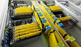 zentrale Glasfaser-Verteilstation im Ort